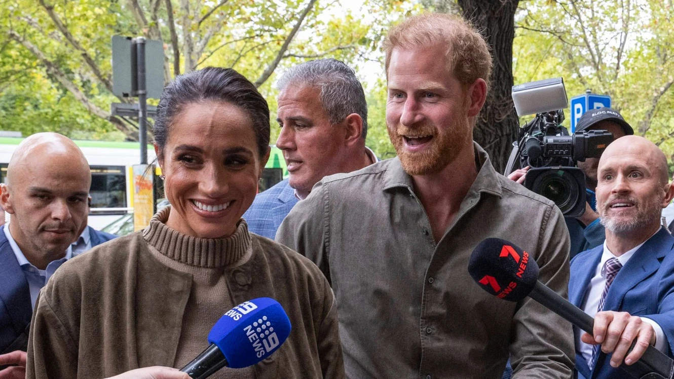 Meghan Markle & Prince Harry Fly Commercial To Australia