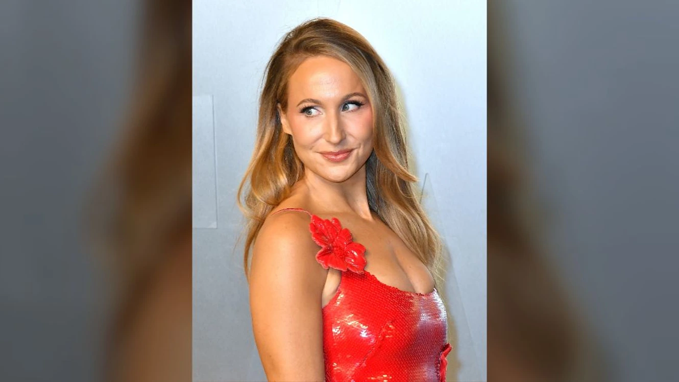 nikki glaser red dress Does anyone know where Nikki Glaser got her red blazer that she wore on her Hulu comedy special Good Girl? : r/findfashion