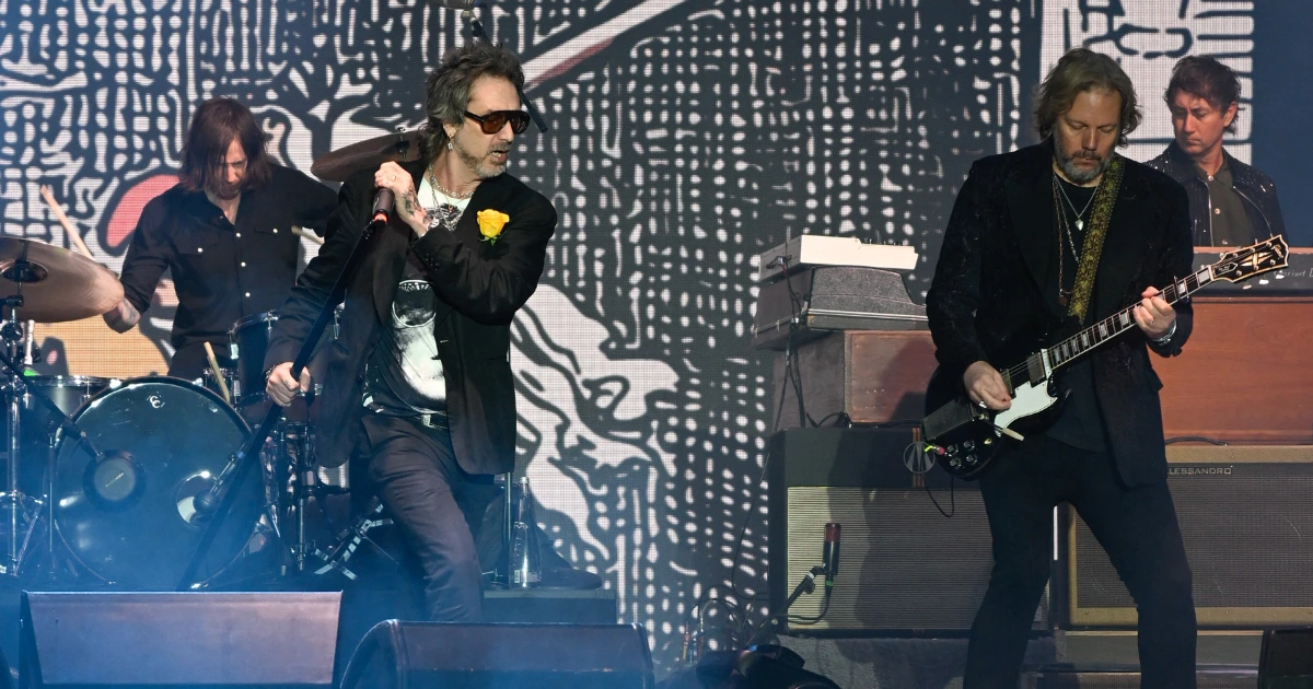 ’90s music star clashes with booing fans in awkward exchange
