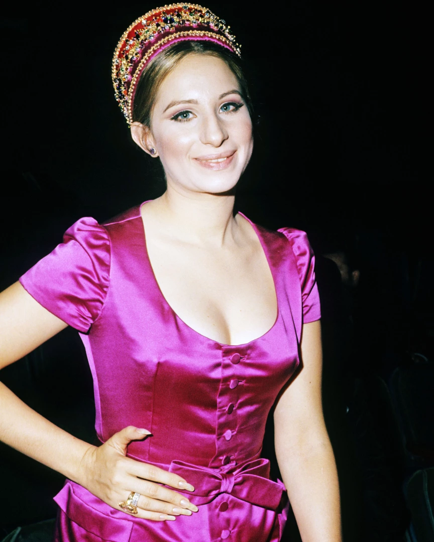 barbra streisand red dress Funny Lady Year: 1975 USA Barbra Streisand Director : Herbert Ross Stock Photo