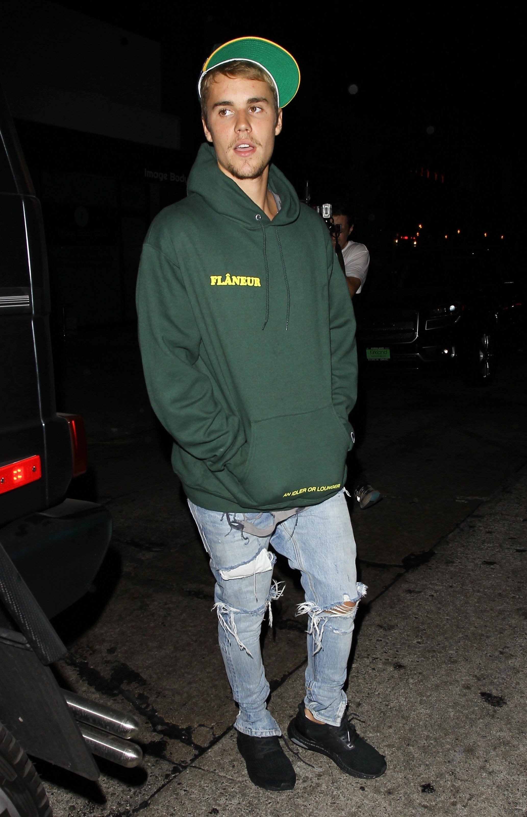 Justin Bieber slides into a gym's Instagram DMs and fails