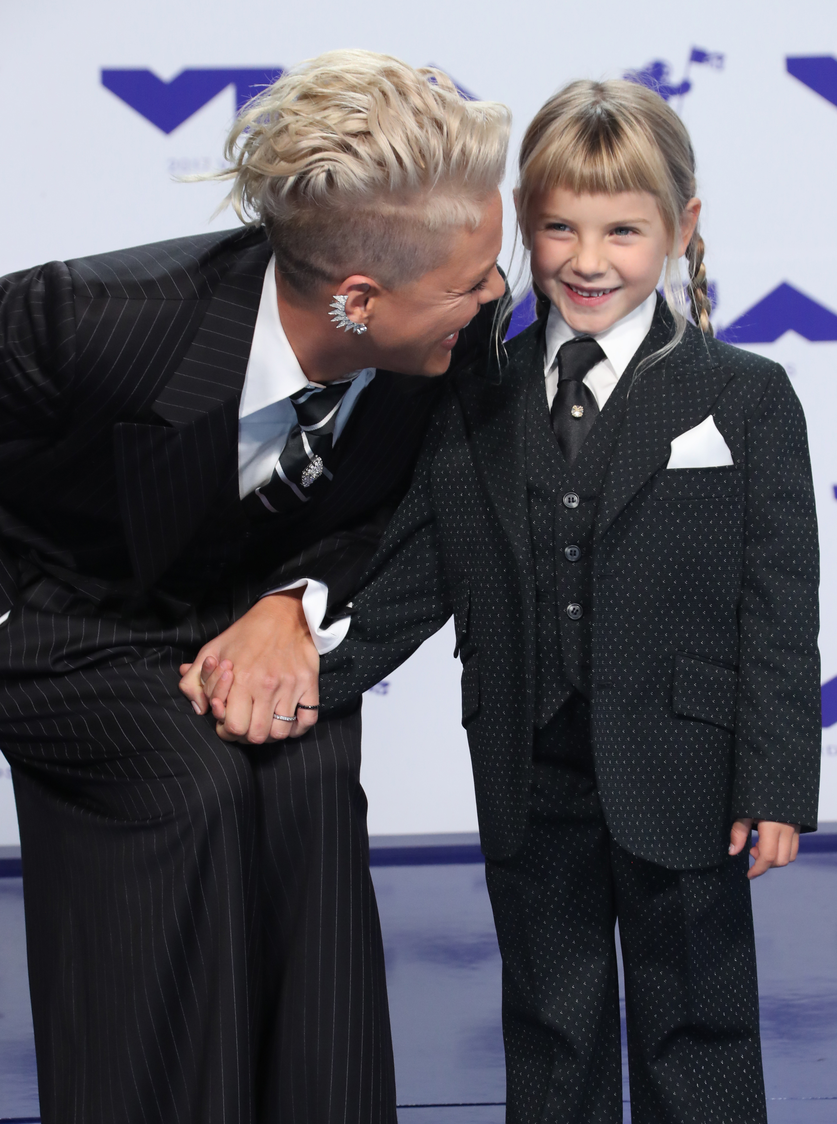 Pink's daughter loses tooth, cashes in on tooth fairy