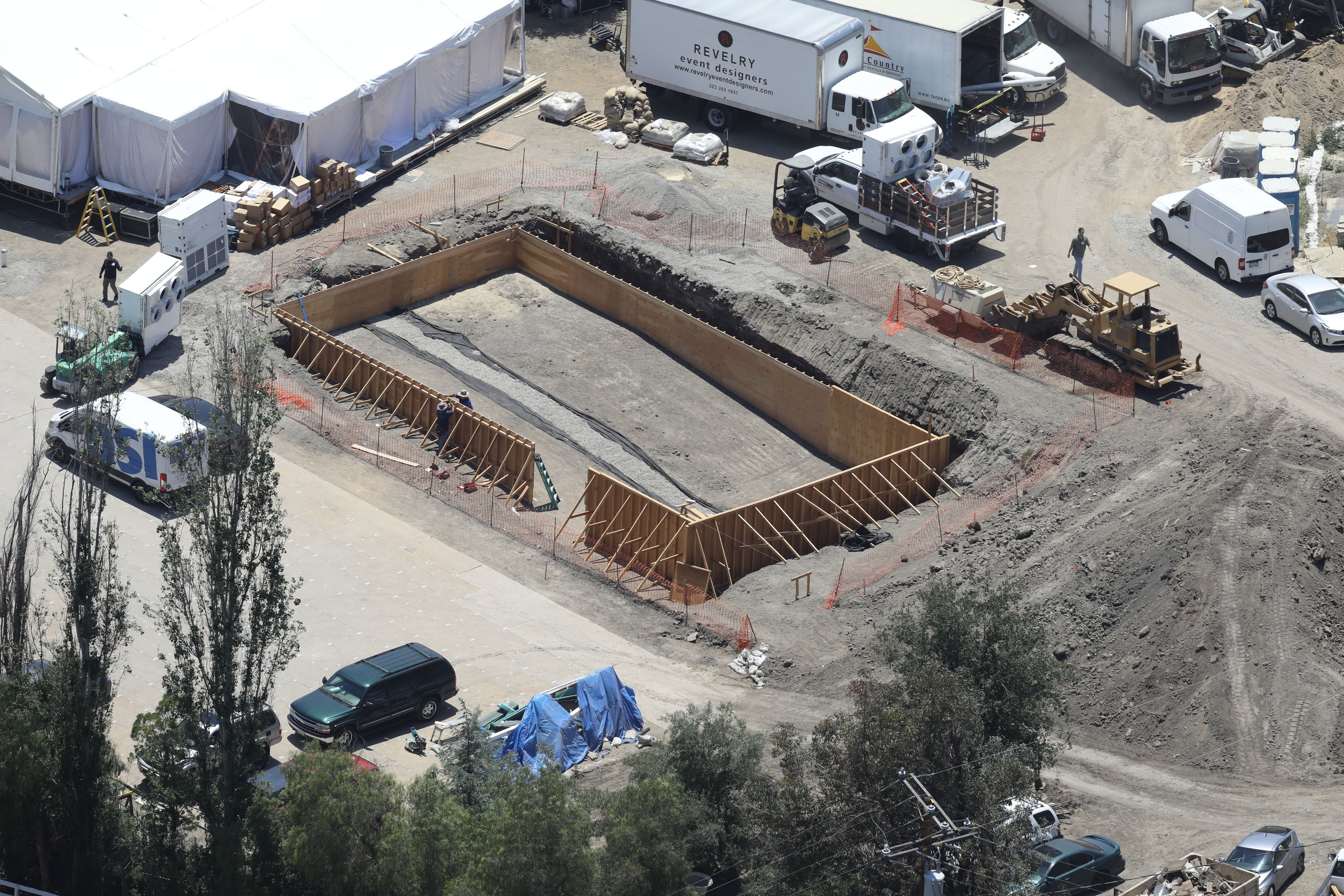 Kim Kardashian, Kanye West building huge pool, guard shack - photos