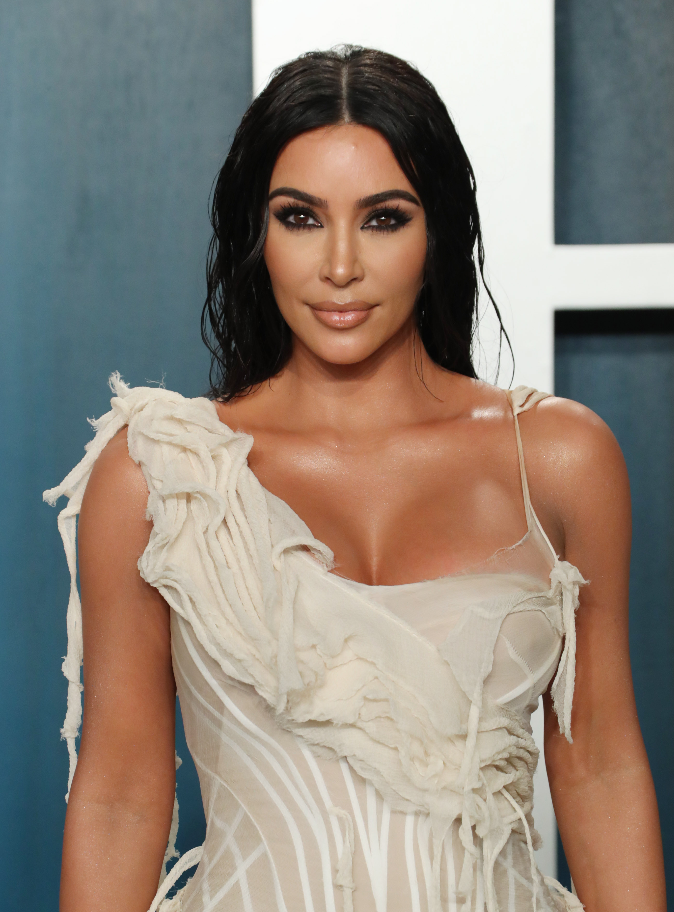 Kim Kardashian sends flowers to frontline workers in L.A. - Wonderwall