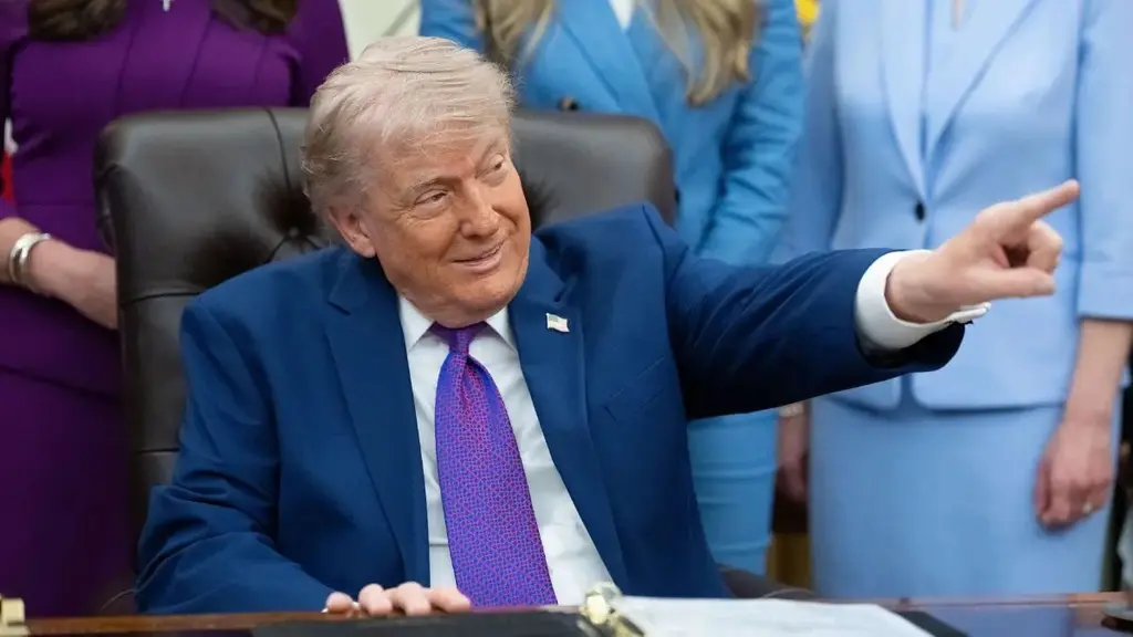 donald-trump-official-peter-navarro-kisses-up-president-performed-miracle