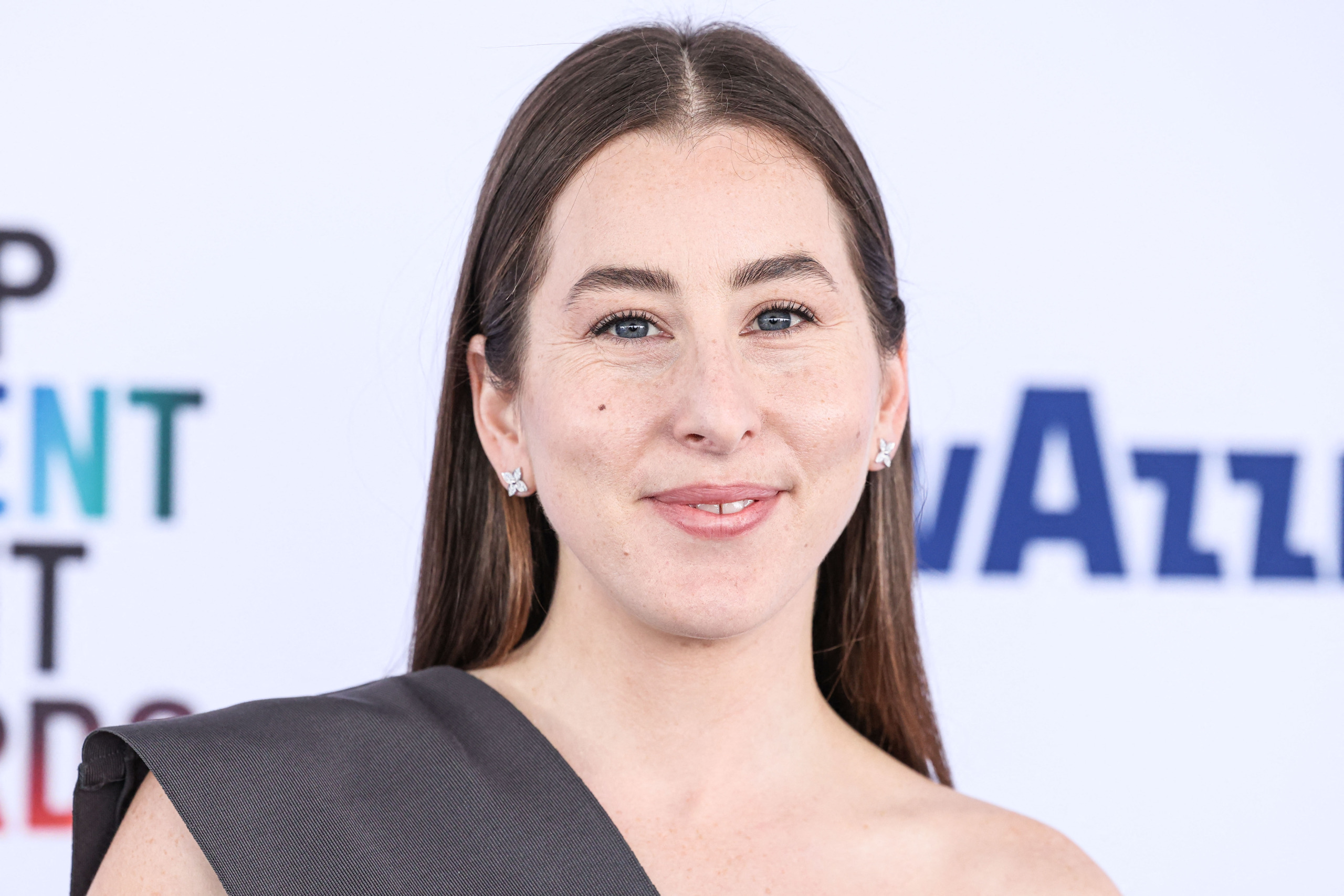 Alana Haim gives insight into viral Knicks T-shirt she wore alongside Taylor Swift
