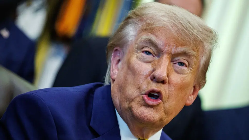 visibly-struggling-president-donald-trump-help-climbing-up-health-concerns