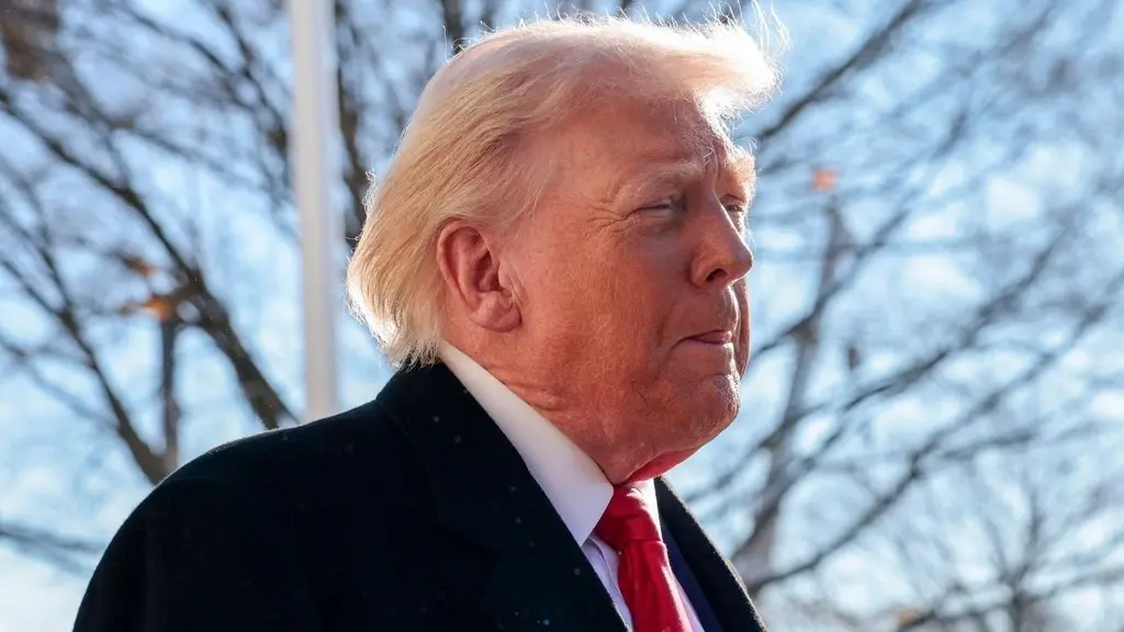 visibly-struggling-president-donald-trump-help-climbing-up-health-concerns