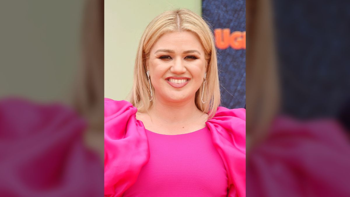 kelly clarkson pink dress the voice Kelly Clarkson Wore Zimmermann Floral Dress @ "The Voice" Finale