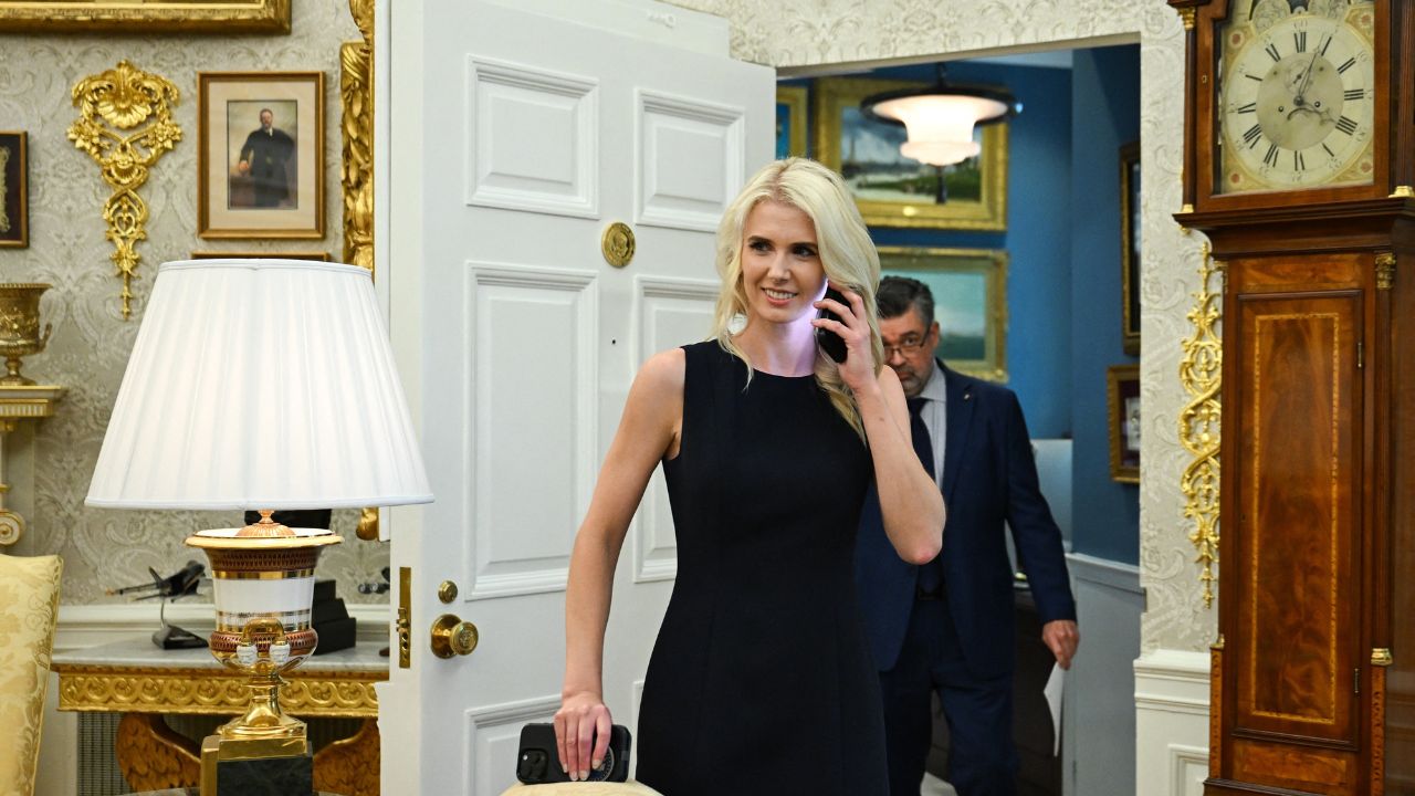 trump-s-aide-natalie-harp-was-hard-to-miss-in-oval-office